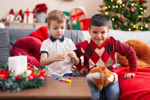 Dvě Děti Hrají Hračkami Sedícími Gauči Vánočního Stromku Doma — Stock fotografie