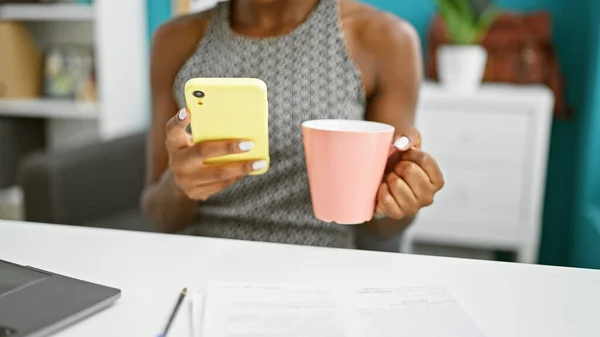 Trabajadora Negocios Afroamericana Usando Teléfono Inteligente Bebiendo Café Oficina —  Fotos de Stock