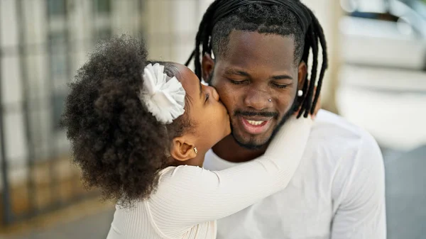Afro Américain Père Fille Souriant Confiant Embrasser Autre Embrasser Dans — Photo