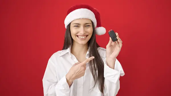 Mladá Krásná Hispánská Žena Sobě Vánoční Klobouk Ukazuje Klíčové Auto — Stock fotografie