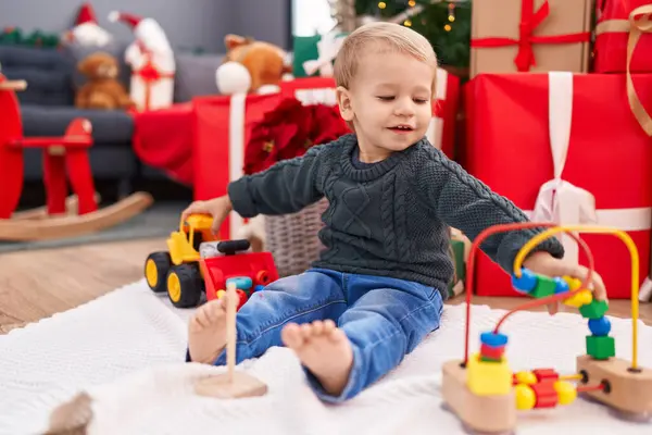 Sevimli Sarışın Çocuk Evde Noel Hediyeleriyle Yerde Oyuncaklarla Oynuyor — Stok fotoğraf