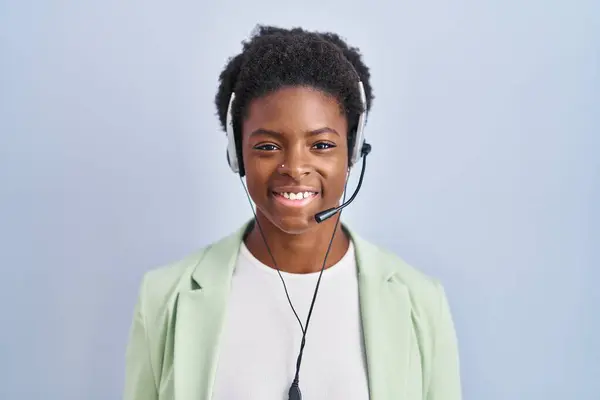 Mujer Afroamericana Con Auriculares Agente Call Center Con Una Sonrisa — Foto de Stock