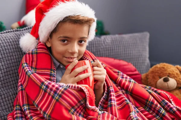 Evdeki Noel Süsüsüyle Kanepede Oturan Sevimli Spanyol Çocuk — Stok fotoğraf