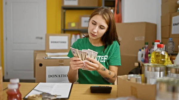 Młoda Kobieta Wolontariuszka Licząca Dolary Centrum Charytatywnym — Zdjęcie stockowe