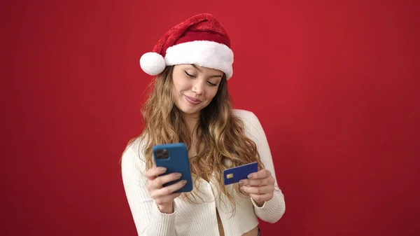 Νεαρή Όμορφη Ισπανόφωνη Γυναίκα Φοράει Χριστουγεννιάτικο Καπέλο Χρησιμοποιώντας Smartphone Και — Φωτογραφία Αρχείου