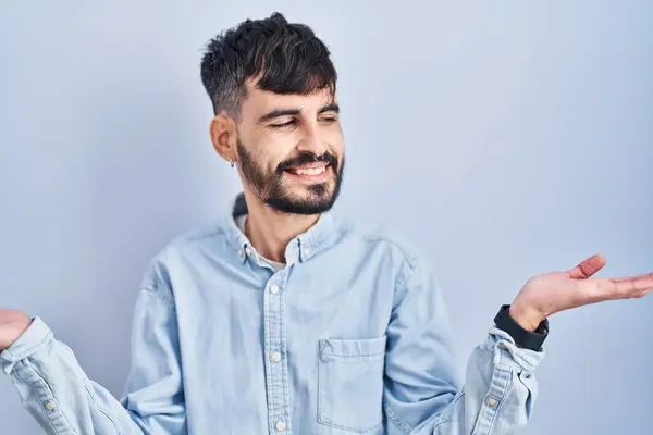Mavi Arka Planda Duran Sakallı Genç Spanyol Adam Gülümseyerek Iki — Stok fotoğraf