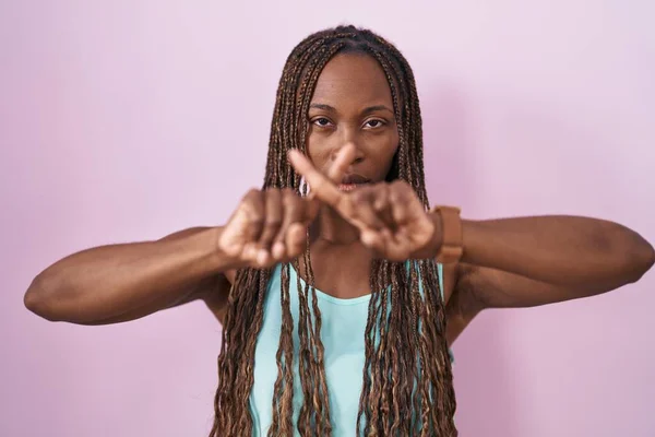 Africano Americano Mulher Sobre Rosa Fundo Rejeição Expressão Cruzando Dedos — Fotografia de Stock