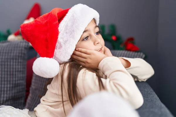 Adorable Chica Hispana Sentada Sofá Por Decoración Navidad Con Expresión —  Fotos de Stock