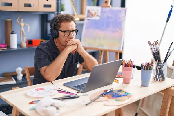 Hombre Mediana Edad Artista Usando Portátil Estudio Arte — Foto de Stock