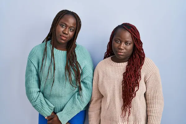 Две Африканки Стоящие Синем Фоне Выглядят Сонными Уставшими Уставшими Усталости — стоковое фото