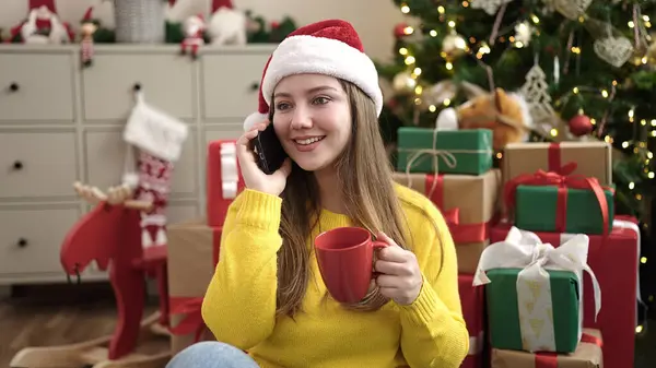 Mladá Blondýna Žena Pije Kávu Mluví Smartphone Vánočním Stromečku09 Nm12Op0 — Stock fotografie