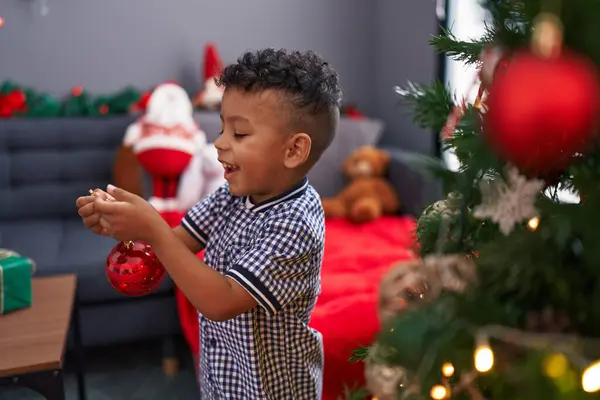 African American Αγόρι Χαμογελά Αυτοπεποίθηση Διακόσμηση Χριστουγεννιάτικο Δέντρο Στο Σπίτι — Φωτογραφία Αρχείου