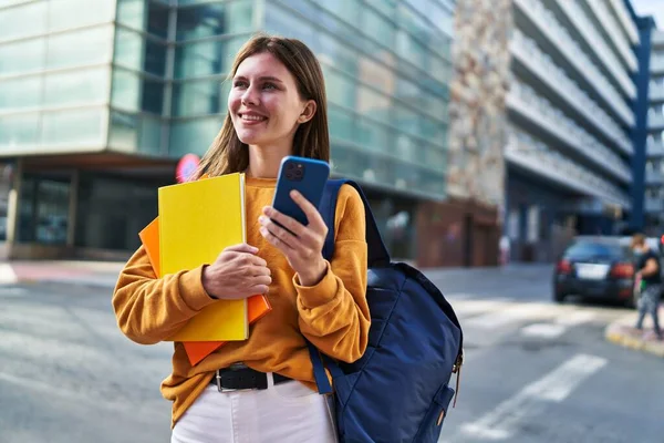 Joven Estudiante Rubia Usando Smartphone Sosteniendo Libros Universidad — Foto de Stock