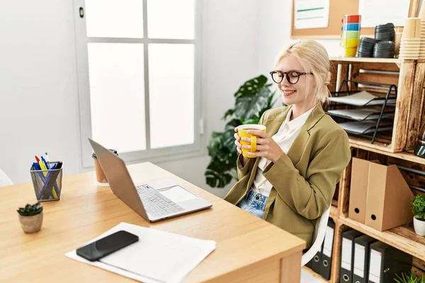 Young Blonde Woman Business Worker Using Laptop Drinking Coffee Office — 图库照片