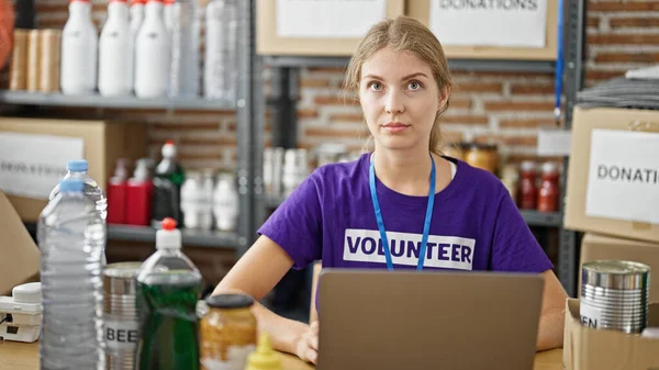 Bağış Merkezinde Dizüstü Bilgisayar Kullanan Genç Sarışın Kadın — Stok fotoğraf