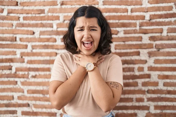 Young Hispanic Woman Standing Bricks Wall Shouting Suffocate Because Painful — Stock Photo, Image