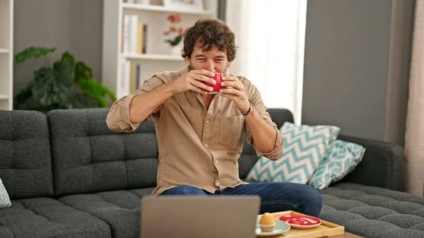 Młody Hiszpan Pijący Kawę Przy Użyciu Laptopa Domu — Zdjęcie stockowe