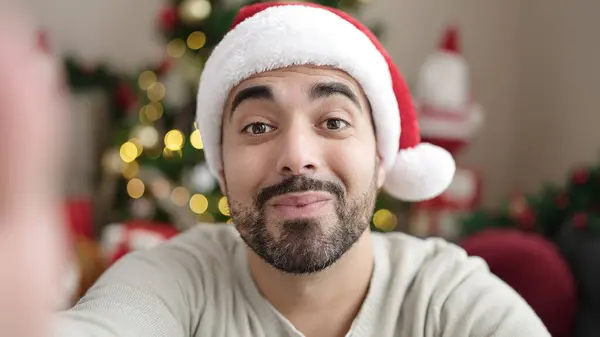 Jovem Hispânico Ter Vídeo Chamada Sentado Sofá Pela Árvore Natal — Fotografia de Stock