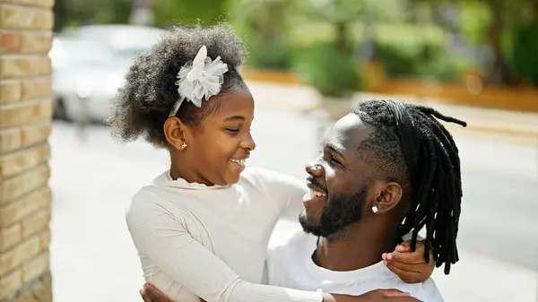 Afro Americanos Pai Filha Sorrindo Confiante Abraçando Uns Aos Outros — Fotografia de Stock