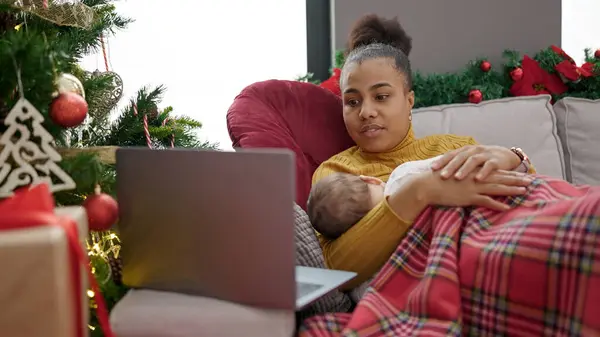 Moeder Zoon Vieren Kerst Met Laptop Thuis — Stockfoto