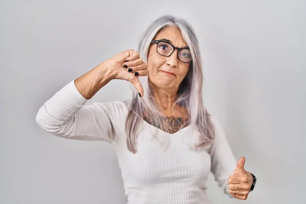 Middle Age Woman Grey Hair Standing White Background Doing Thumbs — Stock Photo, Image
