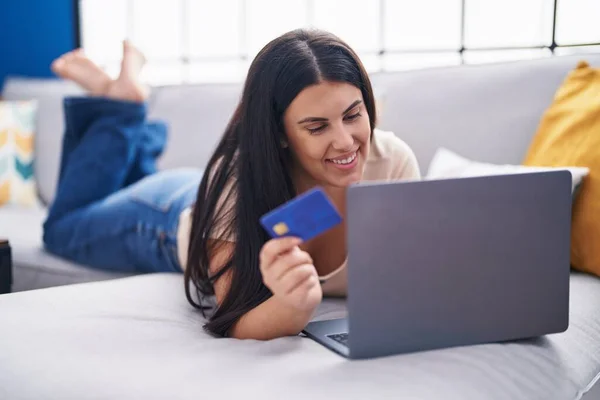 Ung Vacker Latinamerikansk Kvinna Med Laptop Och Kreditkort Ligger Soffan — Stockfoto