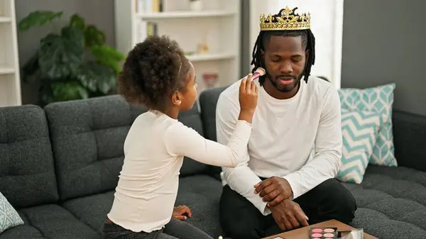 African American Father Daughter Wearing King Crown Playing Makeup Home — Stock Photo, Image