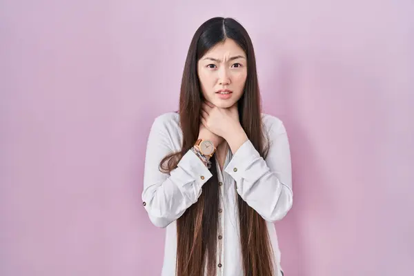 Jovem Chinesa Sobre Fundo Rosa Gritando Sufocar Porque Estrangulamento Doloroso — Fotografia de Stock