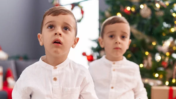 Sevimli Çocuklar Noel Evde Kutluyor — Stok fotoğraf