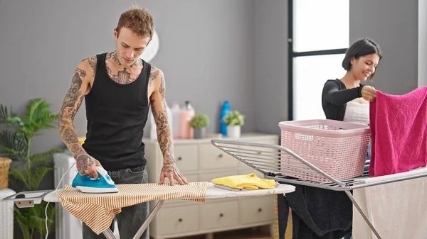 Krásný Pár Dělá Domácí Práce Společně Prádelně — Stock fotografie