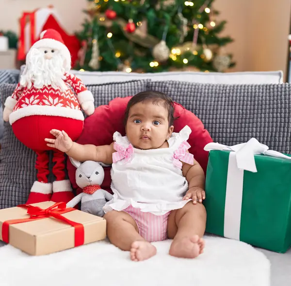 Αφροαμερικανό Μωρό Κάθεται Στον Καναπέ Δίπλα Στο Χριστουγεννιάτικο Δέντρο Στο — Φωτογραφία Αρχείου