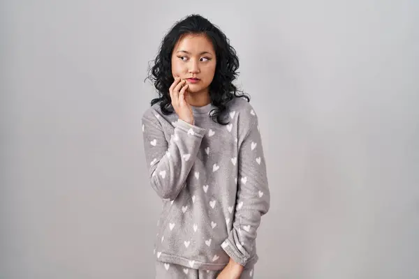 Jonge Aziatische Vrouw Draagt Pyjama Ziet Gestrest Nerveus Uit Met — Stockfoto