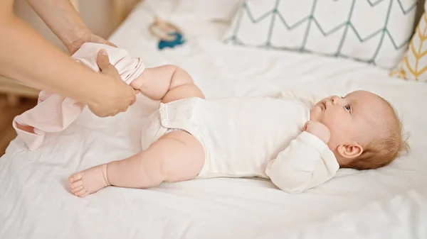 Anne Kızı Pijama Giyip Yatak Odasına Uzanmışlar — Stok fotoğraf