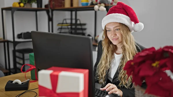 Νεαρή Ξανθιά Εργαζόμενη Επιχείρηση Γιορτάζει Χριστούγεννα Χρησιμοποιώντας Υπολογιστή Που Εργάζονται — Φωτογραφία Αρχείου