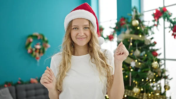 年轻的金发女子在家里欢度圣诞 — 图库照片