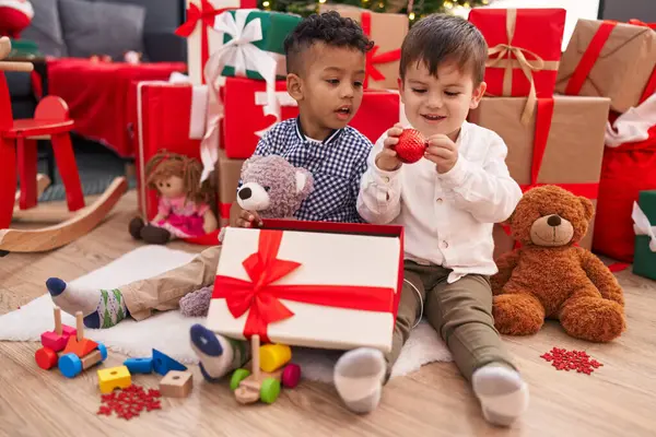 Αξιολάτρευτα Αγόρια Γιορτάζουν Χριστούγεννα Ξεπακετάρισμα Δώρο Στο Σπίτι — Φωτογραφία Αρχείου