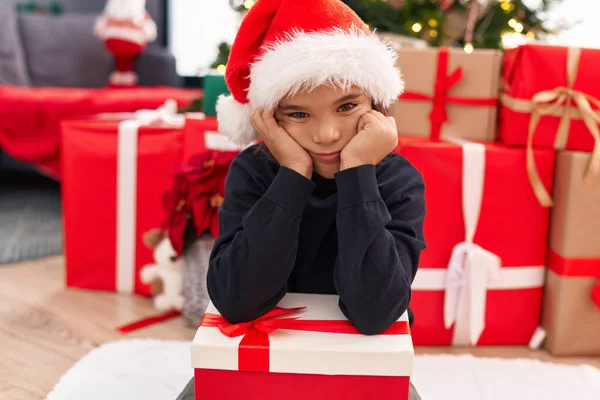 Adorable Niño Hispano Sosteniendo Regalo Navidad Sentado Suelo Con Expresión — Foto de Stock