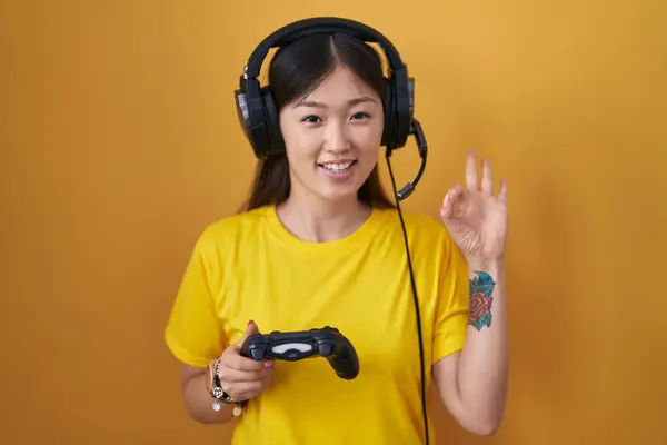 Çinli Genç Bir Kadın Elinde Video Oyunu Oynuyordu Gülümsüyordu Parmaklarıyla — Stok fotoğraf