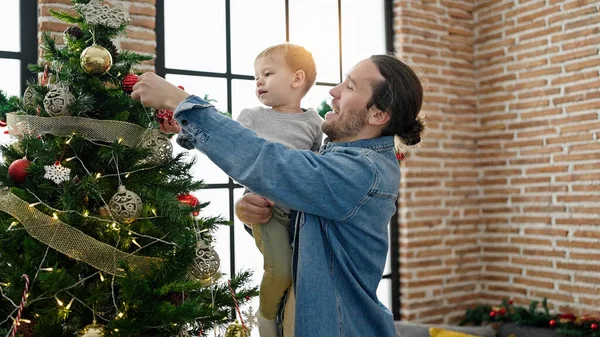 Padre Hijo Decorando Árbol Navidad Casa —  Fotos de Stock