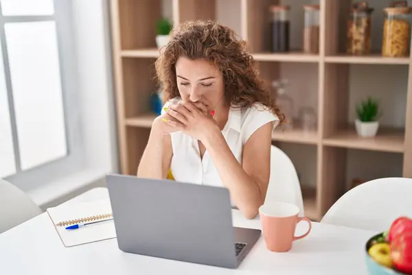 Jovem Bela Mulher Hispânica Estressado Usando Laptop Sentado Mesa Casa — Fotografia de Stock