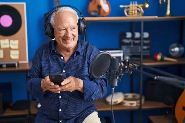 Senior Grey Haired Man Artist Listening Music Using Smartphone Music — Stock fotografie
