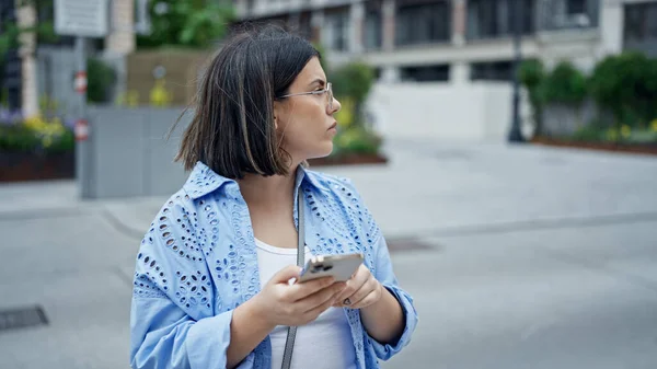 Młoda Piękna Latynoska Kobieta Pomocą Smartfona Rozgląda Się Czekając Kogoś — Zdjęcie stockowe
