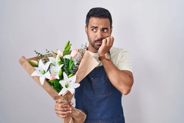ひげを持つヒスパニック男性は ストレスを感じて 爪を噛む手で神経質に見える花屋として働いています 不安問題 — ストック写真