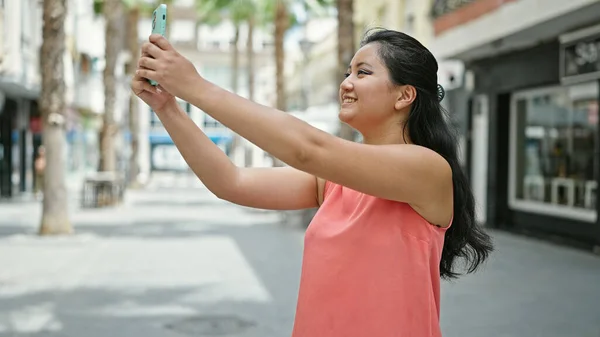 Young Chinese Woman Smiling Confident Making Photo Smartphone Street — Stock Photo, Image