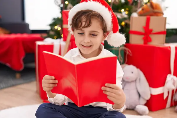 Entzückender Hispanischer Junge Liest Buch Hause Auf Dem Boden Weihnachtsbaum — Stockfoto