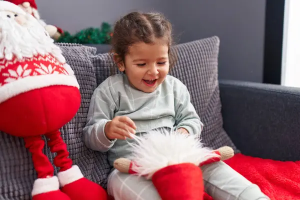 Adorable Bambin Hispanique Souriant Assis Sur Canapé Avec Décoration Noël — Photo
