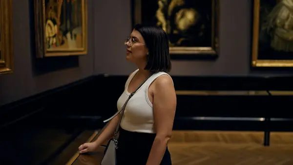 ウィーンの美術館で美術館を訪れる若い美しいヒスパニック女性 — ストック写真