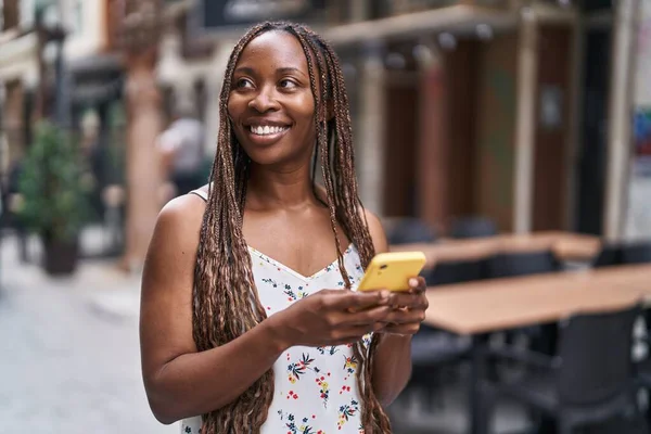 Αφρο Αμερικανική Γυναίκα Χαμογελώντας Αυτοπεποίθηση Χρησιμοποιώντας Smartphone Στη Βεράντα Καφετέρια — Φωτογραφία Αρχείου