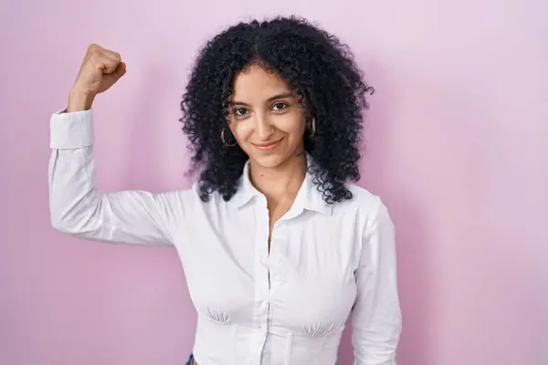 Hispanic Woman Curly Hair Standing Pink Background Strong Person Showing — Stock Photo, Image