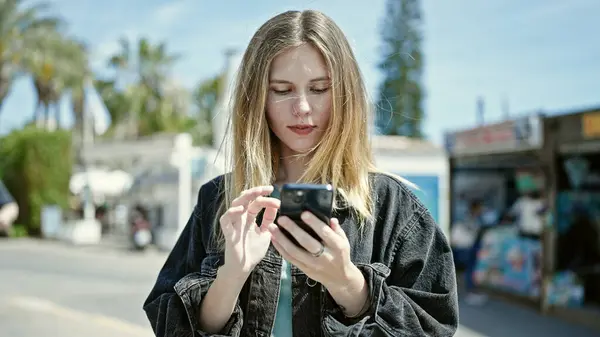 Mujer Rubia Joven Usando Smartphone Con Cara Seria Calle — Foto de Stock